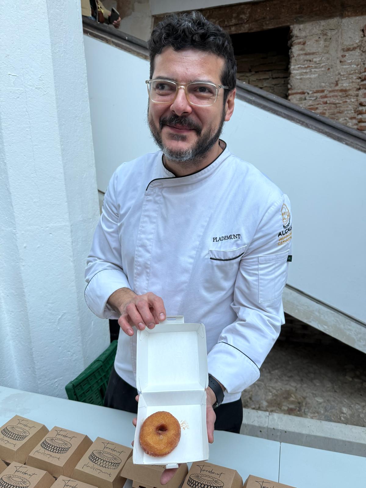 Iván mostrando su creación, la torridonut, protagonista de la VIII Ruta de la Torrija