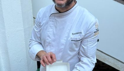Iván mostrando su creación, la torridonut, protagonista de la VIII Ruta de la Torrija
